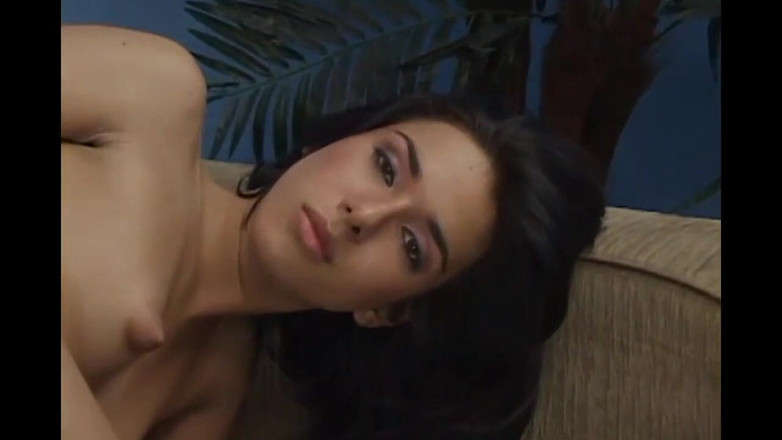 She-Male X: 2 obrovské ptáky pro anální náraz brunetky-chlapce..