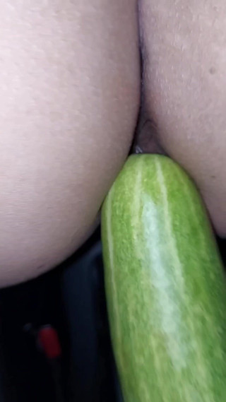 Msiris09: Di Kobel Pakai Timun Sampai Basah Nyobain Masuk Depan Belakang