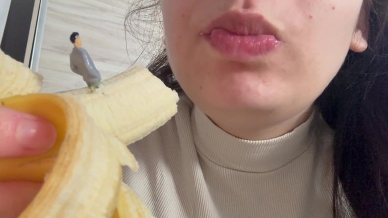 AmayaMori: 巨人の継母がバナナを食べているが、見る