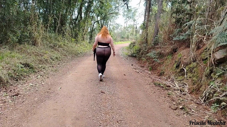 Priscila: 거리에서 걷는 팬티없이 얇은 바지를 입은 새엄마