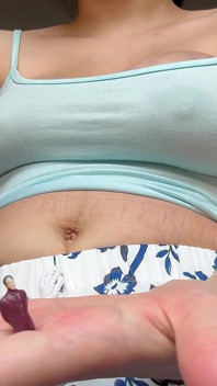 Một người khổng lồ chơi với người anh kế nhỏ bé của cô ấy: cô ấy làm nhục cậu bé trong khi thủ dâm với anh ta; Cô ấy bóp anh ta giữa cô ấy