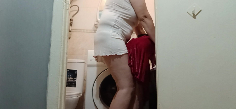 Lesbian-illusion: Enquanto meu marido está no trabalho, eu fodo meu vizinho...