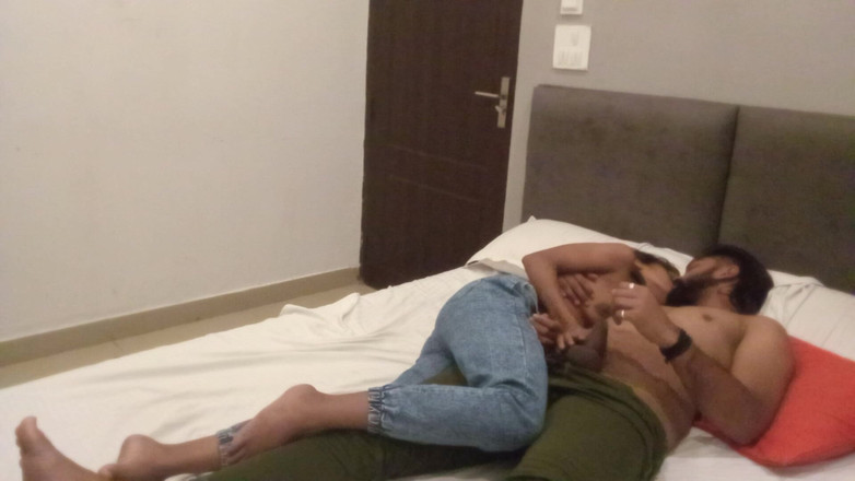Indian college girls sex: Jong Desi Indisch stel geniet van romantische seks met elkaar...