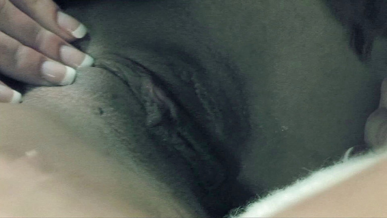 CBD Media Interracial: Dvě sexy prsaté bílé ženy si navzájem nosí kostýmy a robertek...