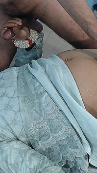 Seus dedos traçaram as curvas da vagina de sua namorada enquanto ele acariciava sua buceta quente com seu pau duro