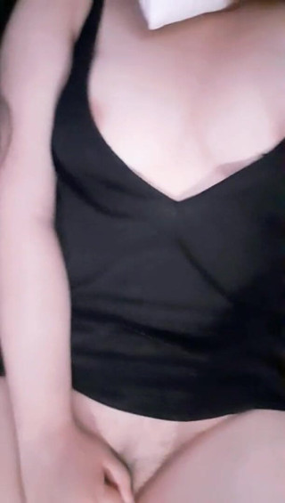 MIA_BEGUM_H: Woman masturbates on video call