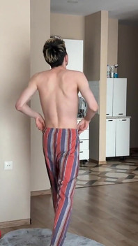 Realmente quería follar, invitó a un amigo a lamer y follar su culo apretado y correrse
