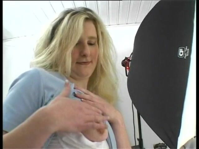 Horny Two really wet MILFs: Si blonde berstoking melancap sebelum menghisap dan menunggang batang ejen