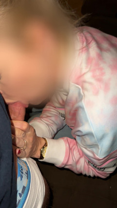 Fckaddicted: 自然而然地在沙发上变得饥渴并被吮吸，我热辣的已婚熟女的热辣口交