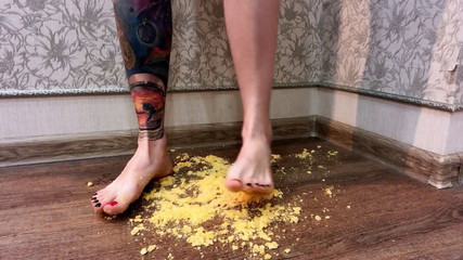 Footmodel Valery: Tetovací holka drtí cibulové prsteny