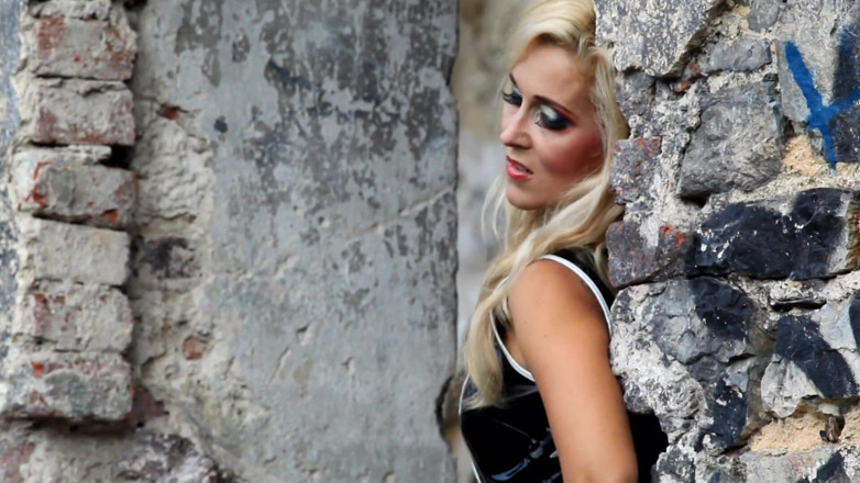 Public Entertainment: Naughty blonde MILF in heat
