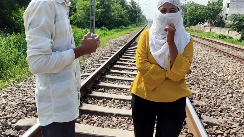 Indian Teen Girl's: Abang tiri dan adik tiri lagi mesra-mesraan di luar ruangan!