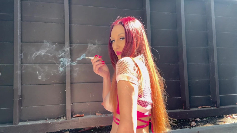 Artemisia Love: Fumando un cigarrillo y mostrando mis jugosas tetas