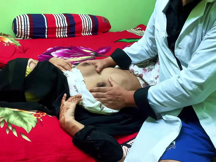 Riya Chowdhury: Doctorul s-a futut tare cu pacienta lui sexy și s-a simțit...