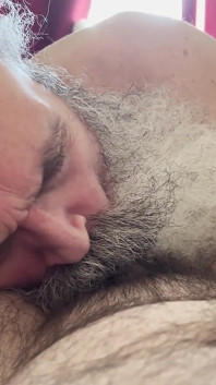 Un gros papa barbu suce une bite d’ourson