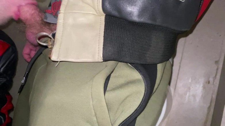 KinkySirius: Chav Scally Kinkysirius lutscht in der öffentlichen Toilette des Bahnhofs mit...