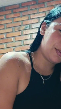 Wanita lajang dengan banyak keinginan untuk berhubungan seks bertemu dengan seorang pria melalui aplikasi kencan