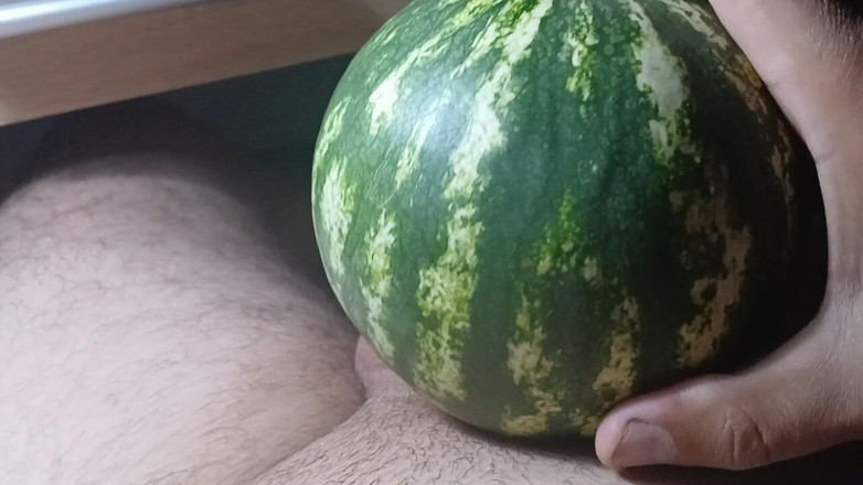 AlexCat: ¡La sandía es tan dulce y jugosa a mi pene...