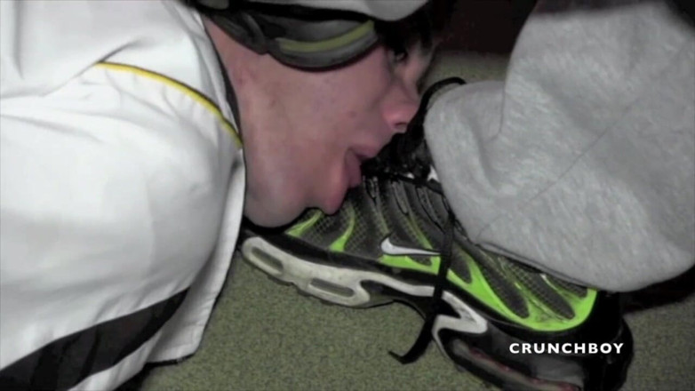 Sneaker gay: Soumission de pieds et de pieds pour une salope Français