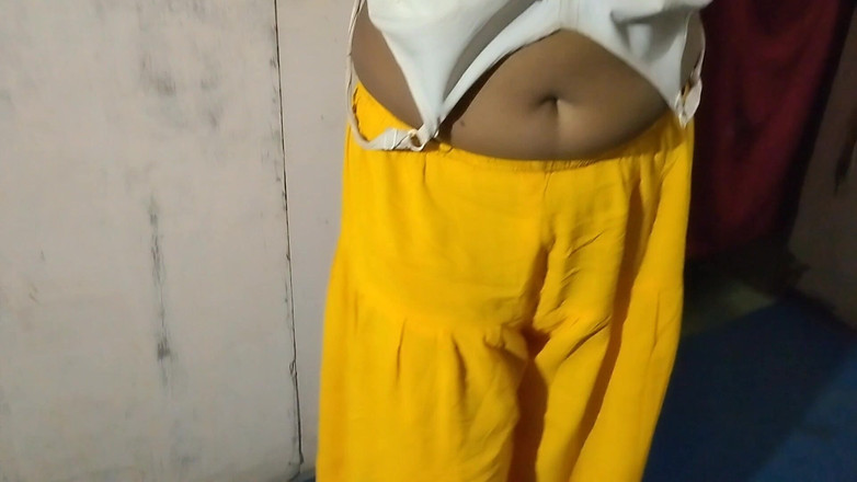 Salonihotvideo: Heiße saloni mit dicken möpsen lutscht