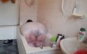 SSBBW Lady Brads: Товстушка у ванні бореться, ледь не застрягши