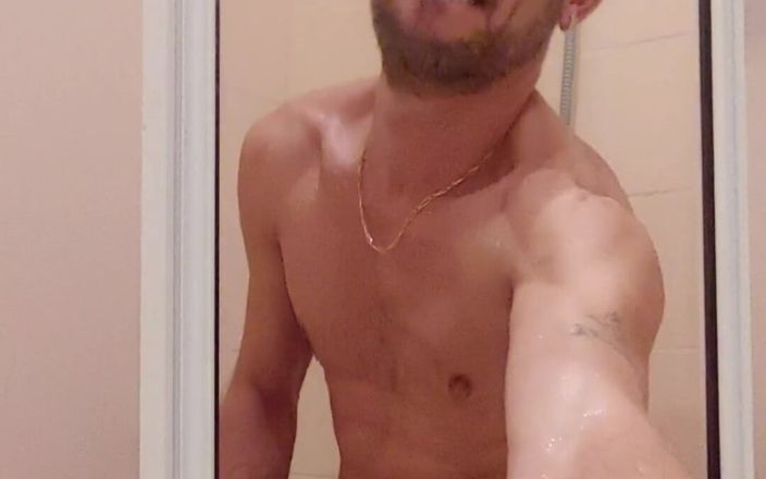 Boy jerking off: Dis-moi, veux-tu prendre une douche avec moi ?