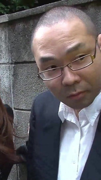 欲求不満な日本人オフィスガールがチンポをしゃぶり、激しくセックスされる