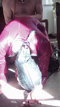 MILF em macacão de couro e botas sobre o joelho, garganta, fodida, porra nos peitos