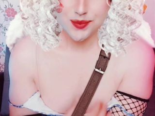 Kitty_Cross: Heavenly hottie: angelo in un abito corto sexy e calze...