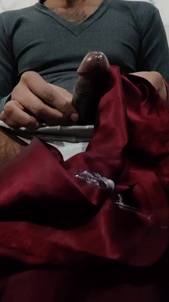 Satin And Silky: साटन रेशमी हाथों से चुदाई पोर्न - नर्स के मैरून साटन रेशमी सूट के साथ लंड को रगड़ना (27)
