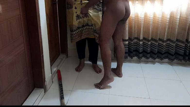 Aria Mia: Egyptische moslim bbw-tante komt vast te zitten onder bed tijdens...