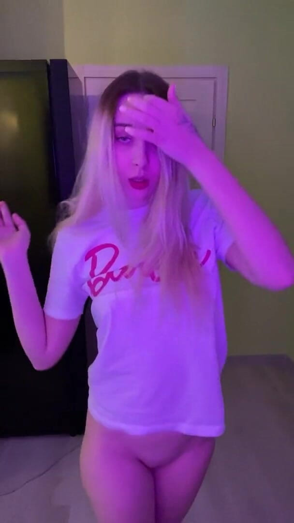 My bf cuckold: O fată sexy își arată corpul gol