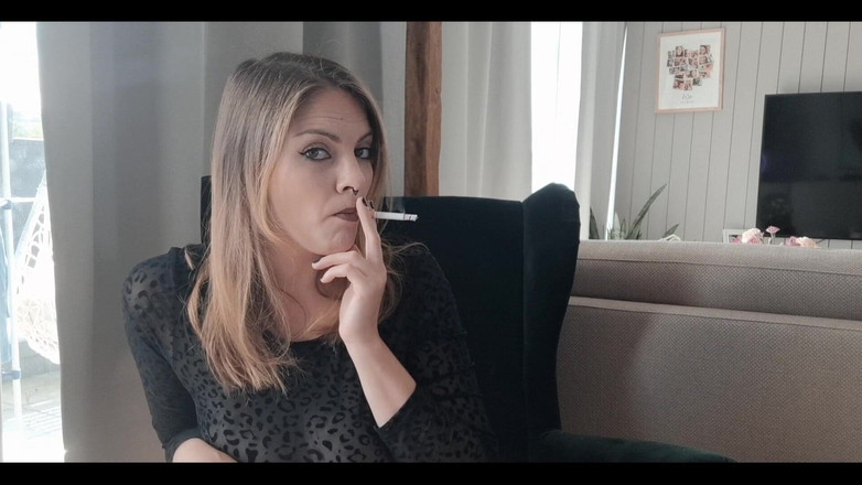 Naughty Natascha: Fumând într-un Seethrough Body? O, da