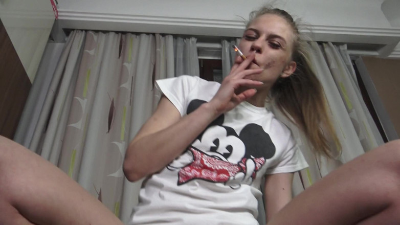 Solo Austria: Teenie Dildo Jezdí na kouření!