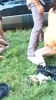 Venkovní skupinový třesk s kapajícím spermatem a nedbalými kouřeními