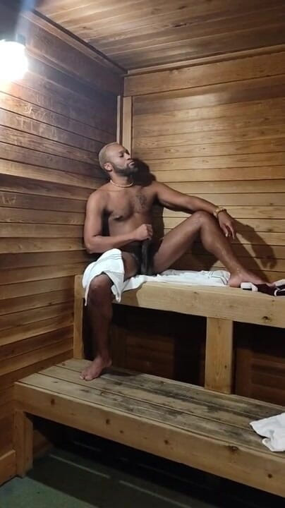 Kennie Jai: Kennie Jai se divierte en la sauna