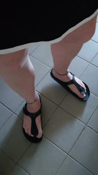Birkenstocks e pés de nylon na escada