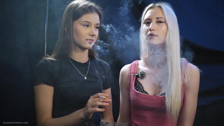 Russian Smokers: ゆっくりとした親密な喫煙セッションでタバコを分け合う二人の女の子