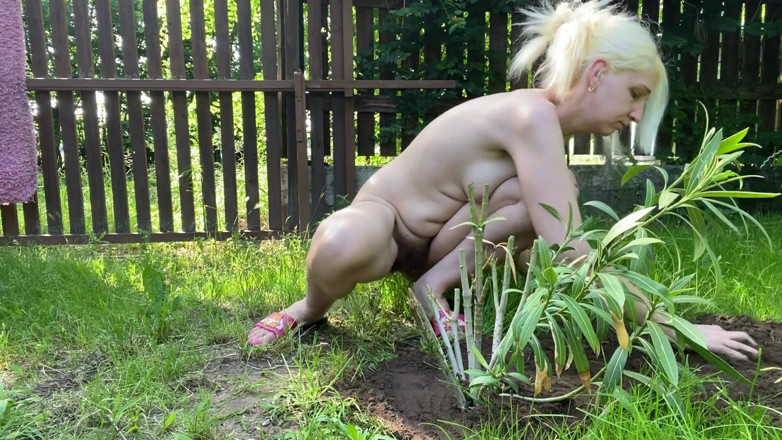 Cuteblonde666: Волосатая девушка обнаженная едет в сад на улице