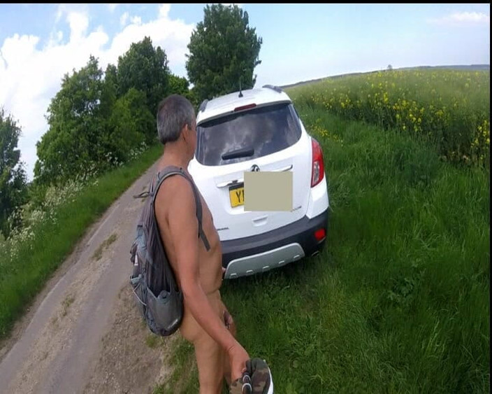 Andy: Nua em volta do carro