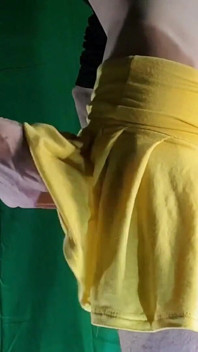 Bleke gele string onder gele rok
