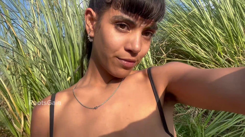 RootsGaia: 오르가즘이 될 때까지 폭포에서 자위해