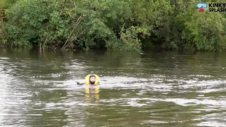 UKCuteGirl Lucy Lauren: Lifejat &amp; Cosy Wetsuit zachrání Lucy z řeky katastrofu