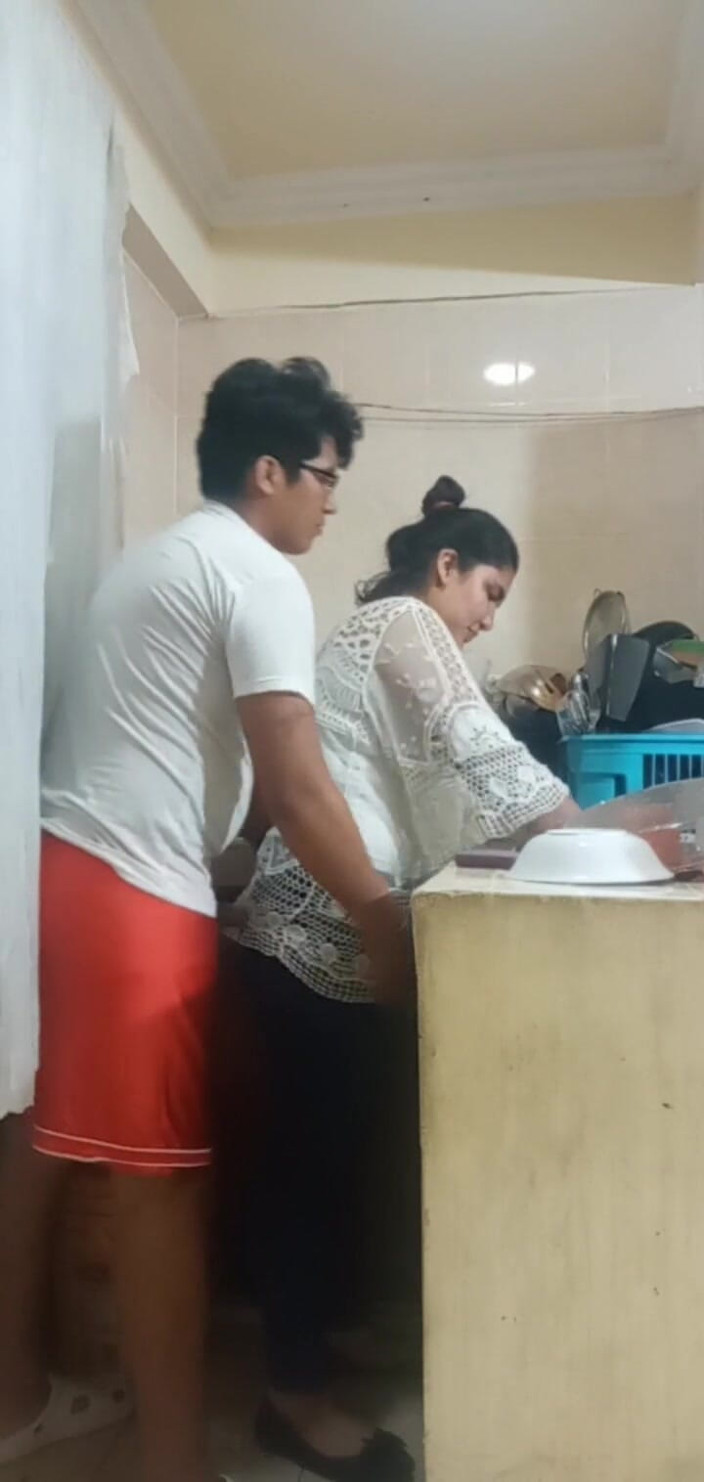 E-Alfa: Mucama follada cuando lava los platos en la cocina