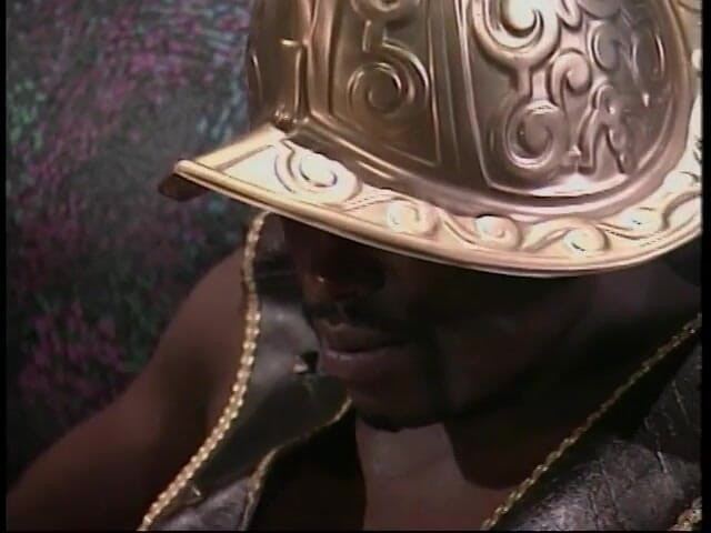 First Black Sexperience: hot kaale baal vaali apne ghutnon par kaala land choosti...