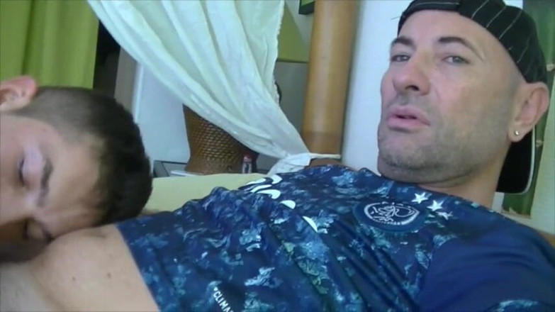 Gaybareback: Krásná dvojčata mě šuká bez sedla