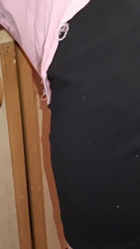 Ibu tiri panas saya dalam skirt mini bahkan tidak tahu bahawa saya melancap di belakangnya