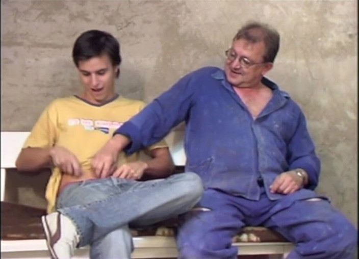 GAY VINTAGE PORN: Il giovane gay succhia e viene scopato da un vecchio...