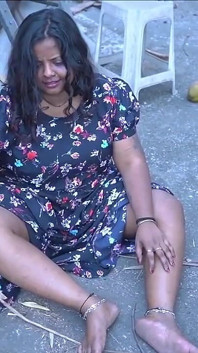 Șoferul de acasă o fute pe o fată drăguță desi din sat! Sex cu fată nevinovată
