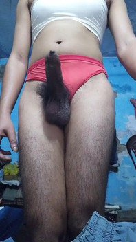 Sissy, indischer femboy wichst seinen dicken schwanz, während er den bh und das tanga-höschen seiner stiefschwester trägt